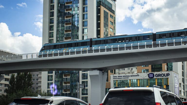 По LRT уже ездят поезда, но пока без пассажиров