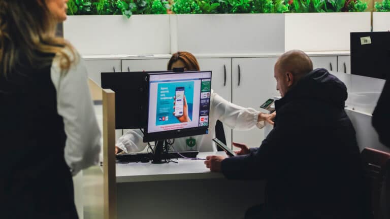 Без экзаменов на знание языка: Минтруд опроверг слухи о сложностях получения ВНЖ