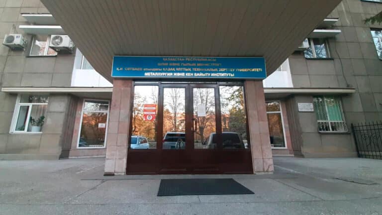 Вуз в Алматы пересмотрел зарплаты руководства до 2,5 млн тенге