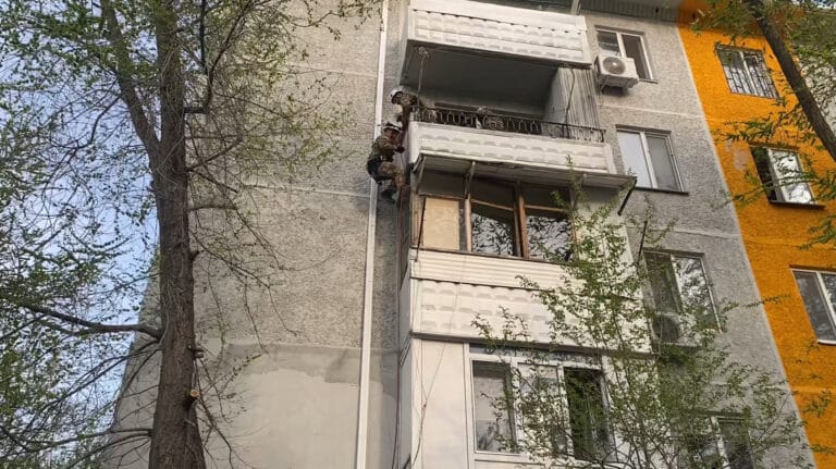 Спасатели спустились с 4-го этажа, чтобы спасти ребенка в Конаеве