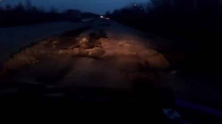 Машины выезжают на встречку из-за ямы на трассе Боровое – Костанай