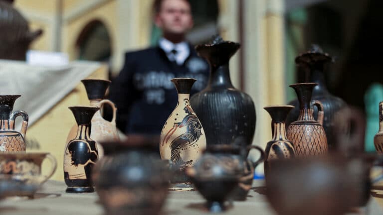 США вернули Италии сотни похищенных древних артефактов