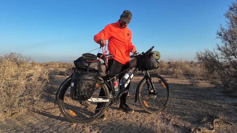 Курьер из Алматы накопил на путешествие до Бали на велосипеде