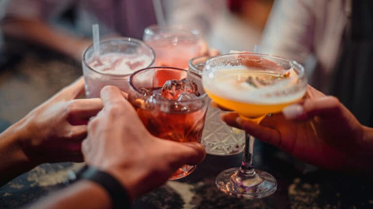 Много алкоголя даже раз в месяц повышает риск повреждения печени - новое исследование