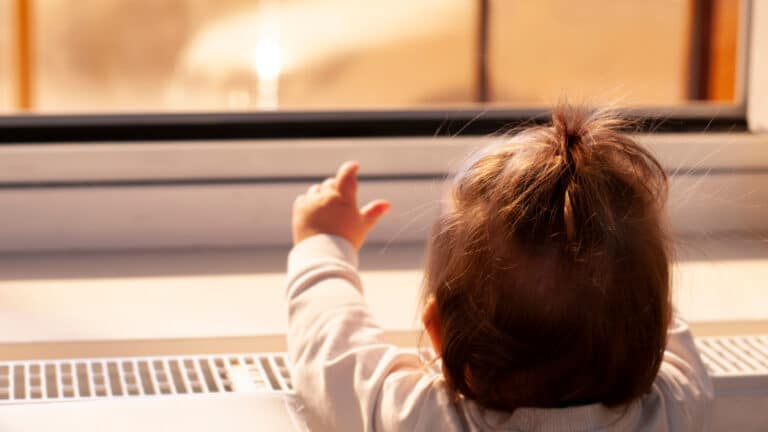 Родителей в Казахстане оштрафовали на десятки млн тенге за падения детей из окон