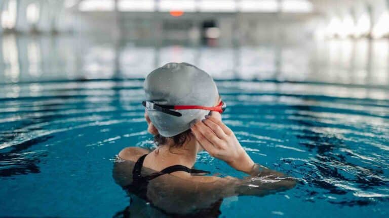 Шымкентте тегін жүзу секциясы үшін қарбалас кезек болды