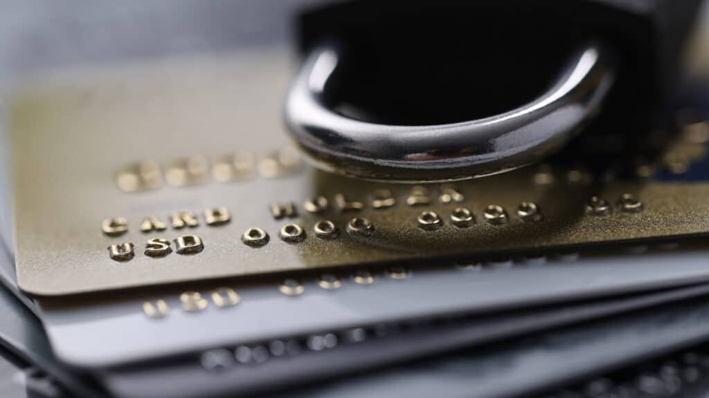 Минюст начал массово снимать аресты со счетов казахстанцев