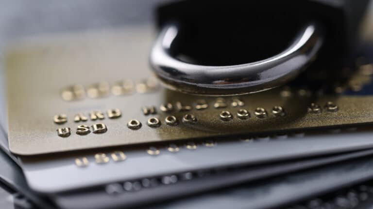 Минюст начал массово снимать аресты со счетов казахстанцев