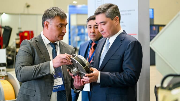 «ИИ вместо нефти». Бектенов объяснил, как роботы сэкономят миллиарды Казахстану