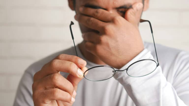 Загрязнение воздуха связано с усилением мигрени - показало исследование