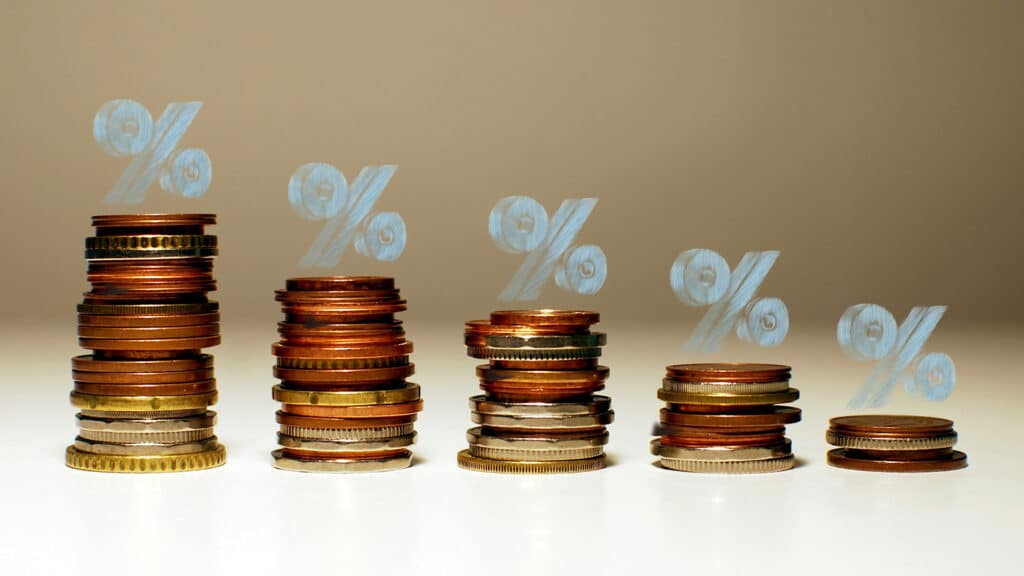 Доходность срочных депозитов в Узбекистане упала до минимума с марта 2022 года/коллаж kursiv.media, бильд-редактор: Адэлина Мамедова