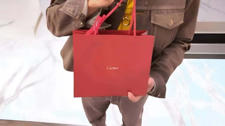 Турсен Алагузов подарил Баян Cartier на День влюбленных