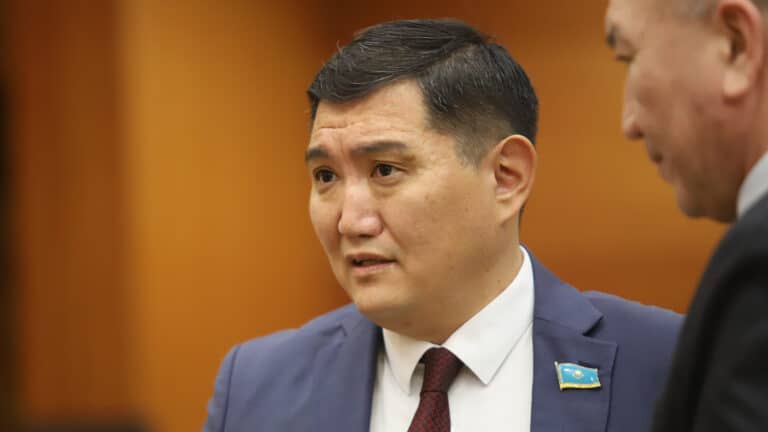 «На халяву»: Базарбек потребовал раскрыть имена тех, чьи дети учатся по «Болашаку»