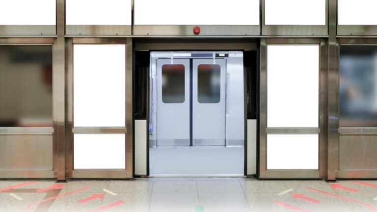 Метро Алматы откладывает установку платформенных дверей