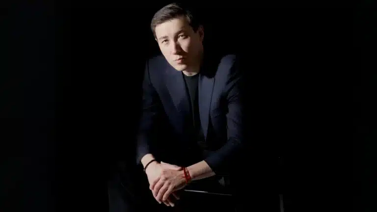 Певец Рахат Турлыханов избежал уголовного наказания после избиения жены