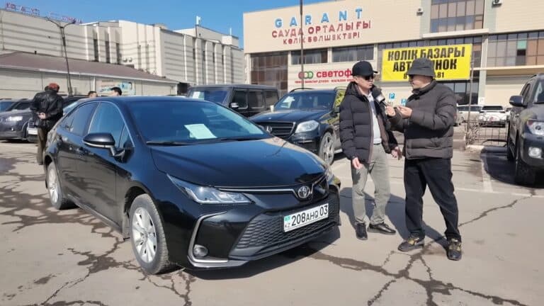 Торг у капота: блогер показал цены на уличном авторынке Астаны