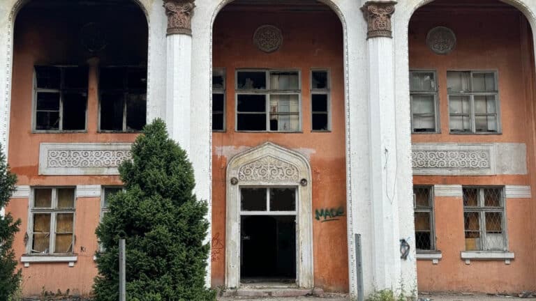 Заброшенная историческая больница Алматы продолжает разрушаться несмотря на обещания