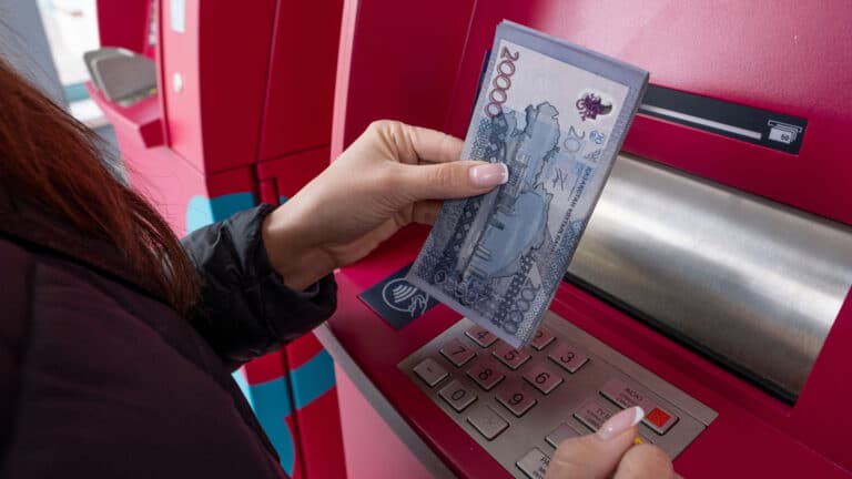 Семь тысяч матерей платят алименты своим детям в Казахстане