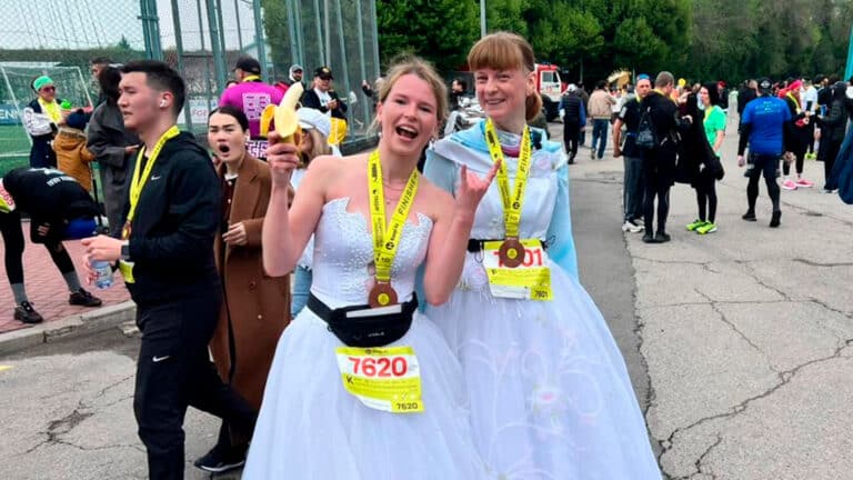 «Невесты», космонавты и супервумен пробежали  марафон в Алматы