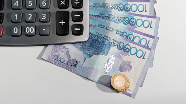 Минимальную зарплату в Казахстане хотят повысить до 150 тыс. тенге