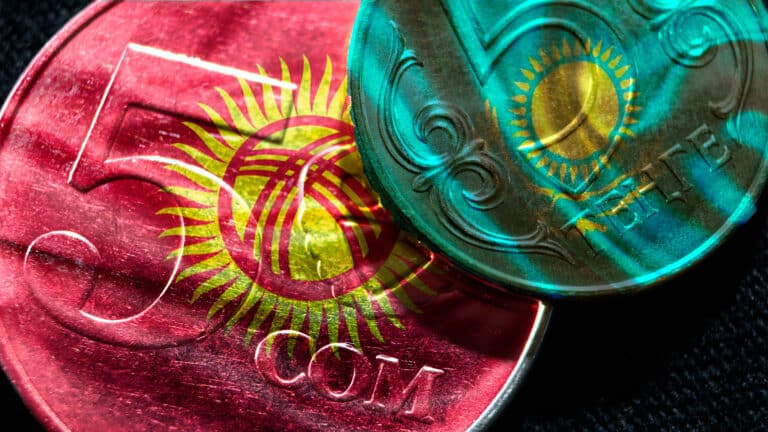 Кыргызстан выигрывает зарплатную гонку у Казахстана