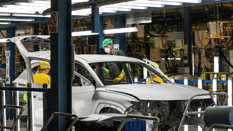 Продажи авто казахстанской сборки в России упали вдвое