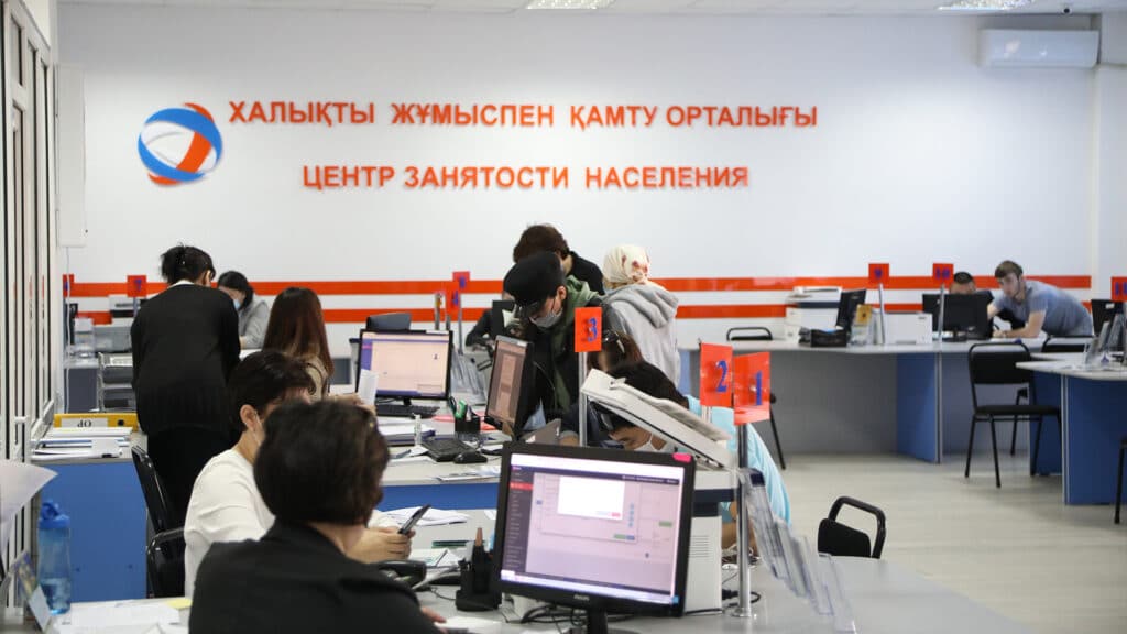 Время выплат пособий по безработице сократится в Казахстане до четырех месяцев/Серикжан Ковланбаев