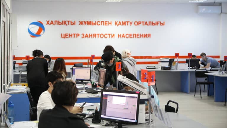 Казахстанцам будут меньше платить пособия по безработице