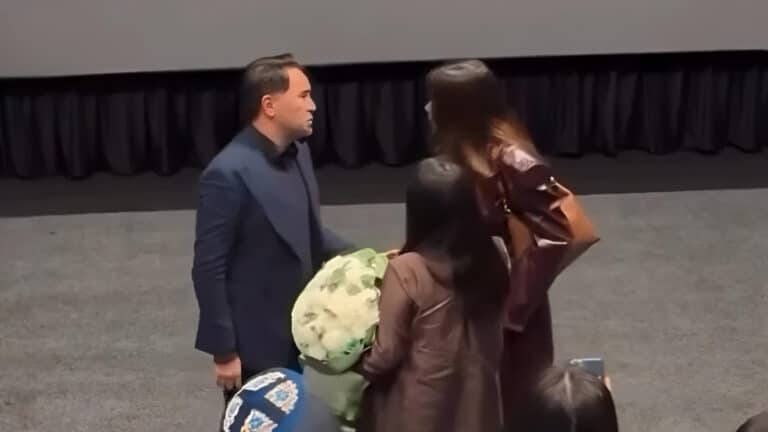 Застукала мужа в кинотеатре с другой: Казнет спорит постановка это или нет