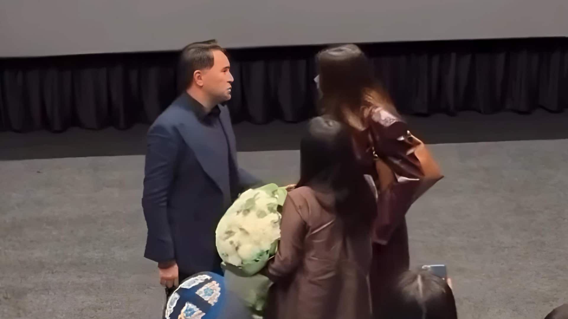 Застукала мужа в кинотеатре с другой: Казнет спорит постановка это или нет