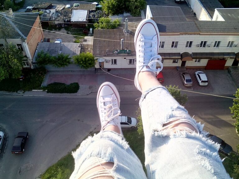 Полицейские спасли 16-летнюю девушку на крыше девятиэтажки в Караганде