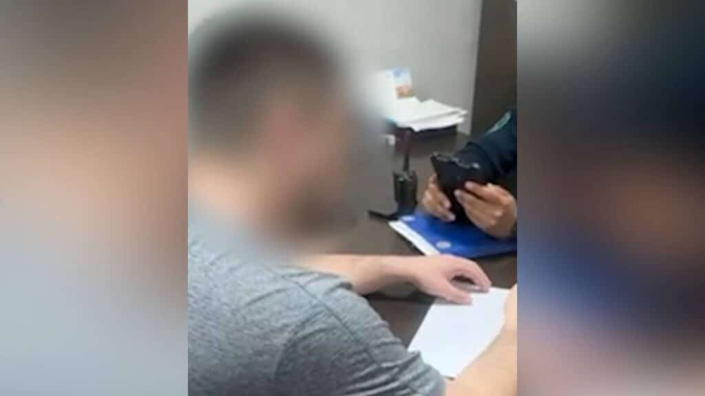 Алматыда арыстанға тас лақтырған жігіт сотталды