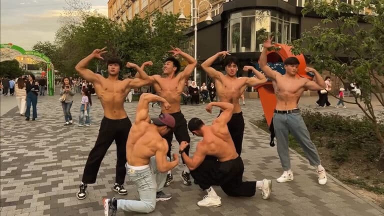 Спортивный перфоманс качков в центре Алматы приковал взгляды прохожих и собрал лайки