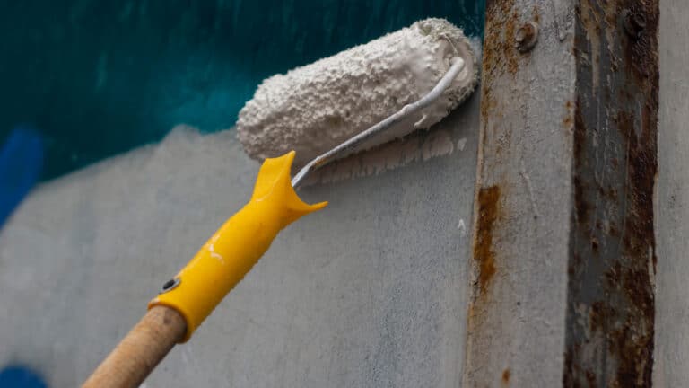 Полицейские вышли закрашивать наркорекламу, но замазали обычные граффити