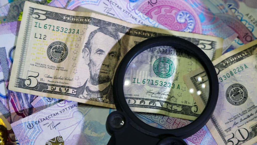 Сулейменов предложил перестать хранить деньги в долларах/Серикжан Ковланбаев, бильд-редактор: Адэлина Мамедова