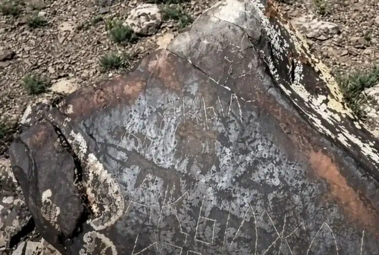 В Мангистауской области вандалы оставили свои автографы на древних петроглифах