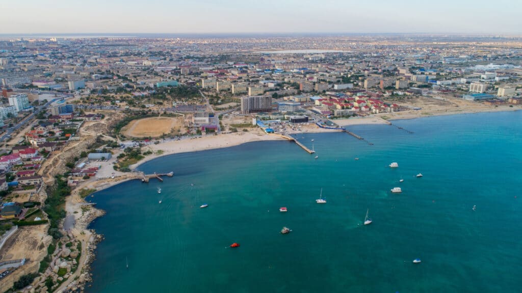 Актау «уходит» в море: в черту города официально включили земли Каспия