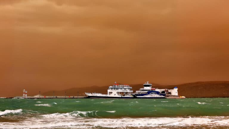 Песчаная буря накрыла Анталью и изменила цвет неба на оранжевый