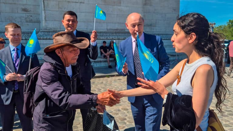 76-летний аташка прошел почти 3000 км пешком до Парижа