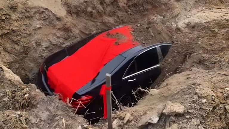 Мужчину похоронили вместе с его Mercedes в Китае