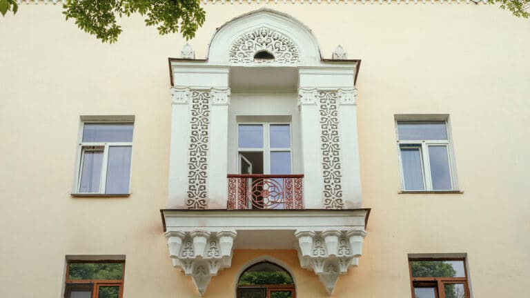 Алматинцы критикуют обновление фасадов старых домов