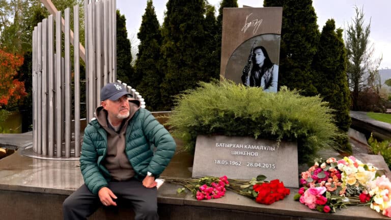 Леонид Агутин навестил могилу Батырхана Шукенова после концерта в Астане