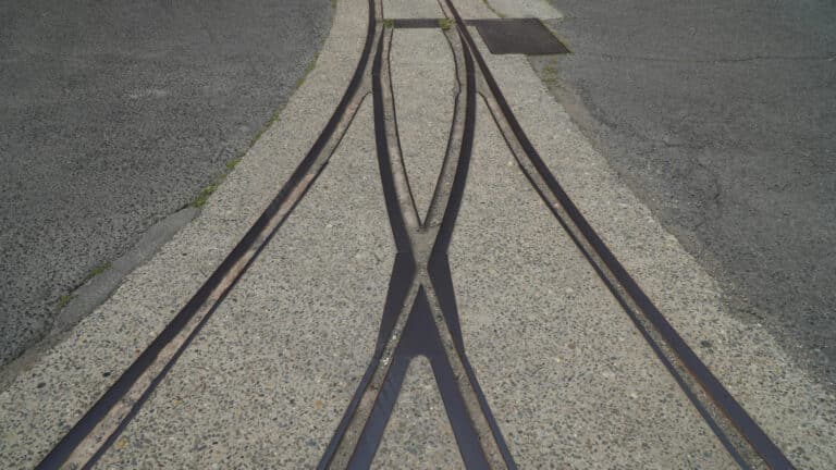 Остатки трамвайных путей убирают в Алматы