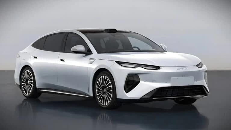 Флагман BYD Seal 08 EV с пробегом 1 000 км выходит на тропу войны