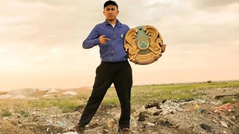 Елтаңбаны қоқыстан тауып үйіне іліп қойған блогерге айыппұл салынды