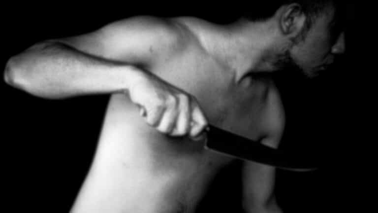 В Алматы задержали полуголого иностранца с ножом