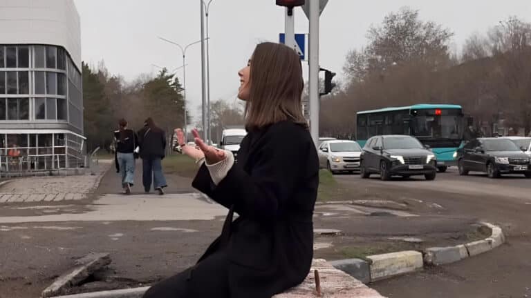 Певица из Темиртау сняла видео с просьбой и получила поддержку Чебаткова и Танира