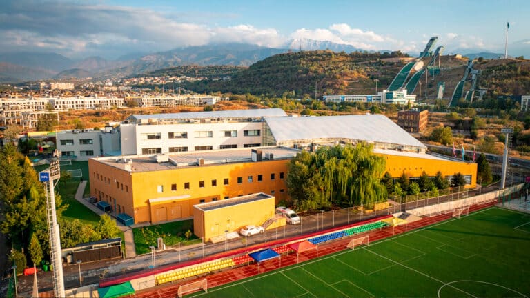 Элитная школа Haileybury отсудила 8 млн тенге у родителей за неоплаченное обучение