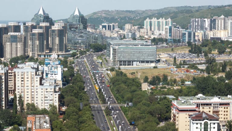 Сразу шесть улиц перекроют Алматы для забега