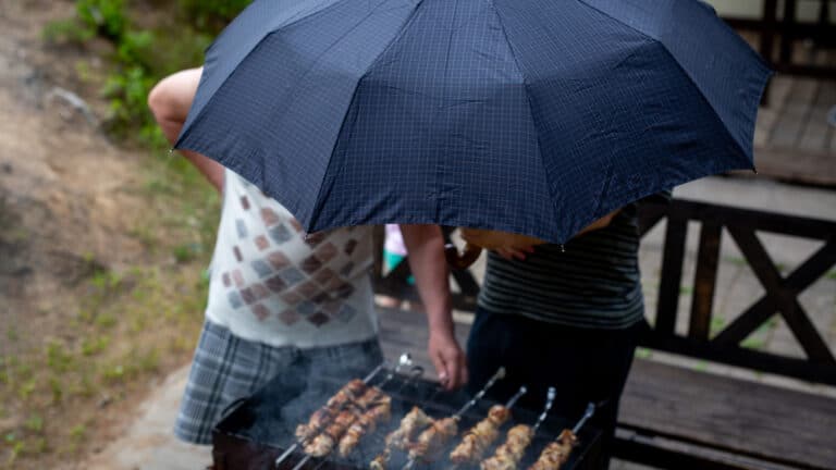 Затяжные дожди могут испортить казахстанцам майские праздники